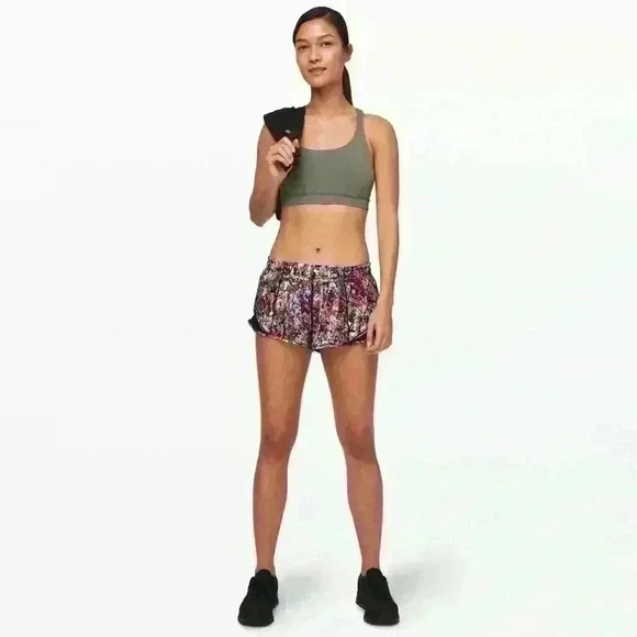 Lululemon Hotty Hot Short II *2.5"
Vitalize Multi / Black- 4 - very good shape - Picture 3 of 12